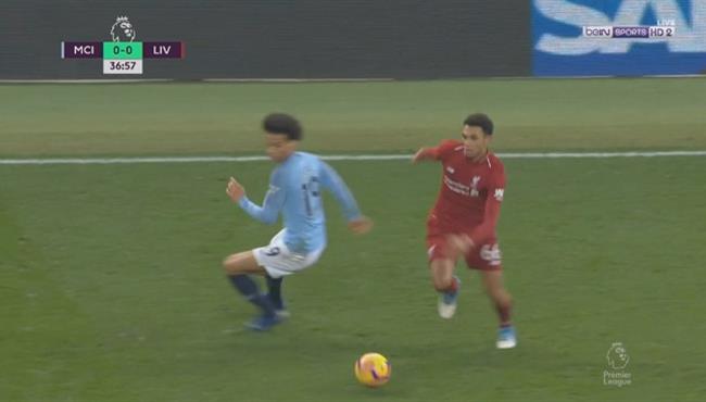 كوبري رائع من ارنولد لـ ساني فى مباراة ليفربول ومانشستر سيتي