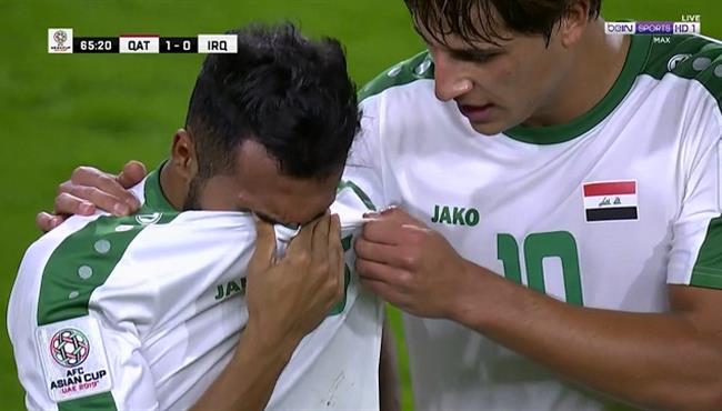 اصابة علي حسني وبكائه اثناء تبديله امام قطر في كأس اسيا