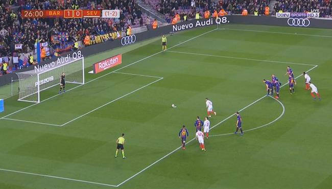 سيلسن يتصدي لركلة جزاء في مباراة برشلونة واشبيلية بكأس ملك اسبانيا