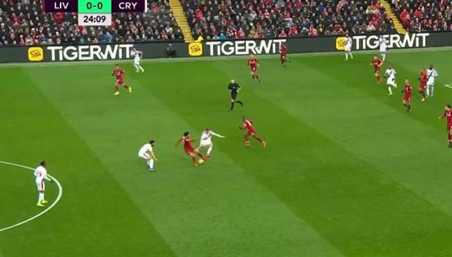 تمريرة بالكعب رائعة من محمد صلاح في مباراة ليفربول وكريستال بالاس