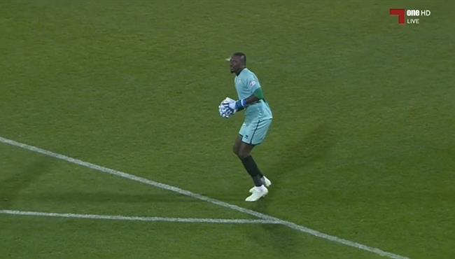 لقطة طريفه جدا فى مباراة الغرافة والعربي بكأس نجوم قطر