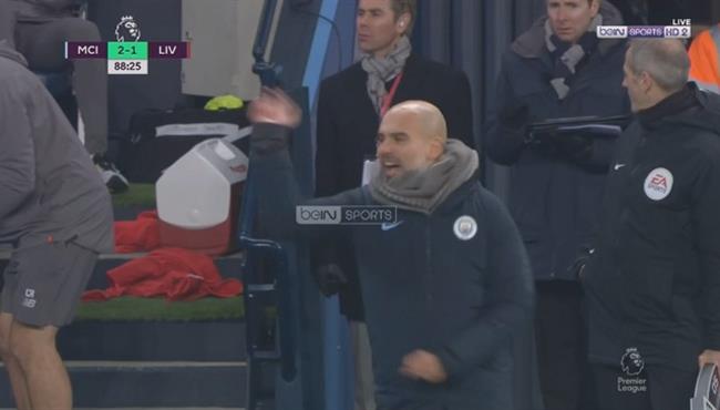 جوارديولا ينفعل على الحكم بعد فرصة محمد صلاح فى مباراة ليفربول ومانشستر سيتي