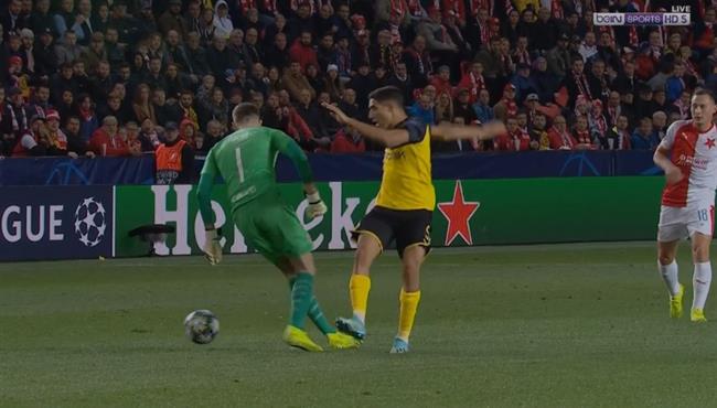 على طريقة نوير حارس مرمى سلافيا براغ يراوغ باشرف حكيمي في دوري ابطال اوروبا