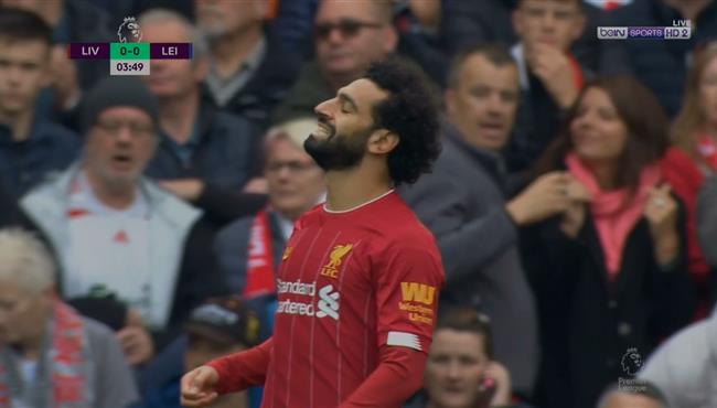 شمايكل يتصدي لفرصة هدف من محمد صلاح في مباراة ليفربول وليستر سيتي