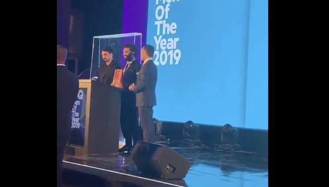 لحظة تتويج محمد صلاح بجائزة رجل عام 2019 من مجلة GQ