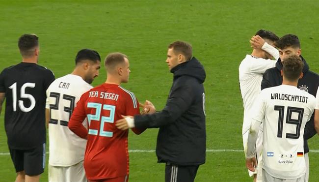 مانويل نوير يصافح تير شتيجن بعد مباراة المانيا والارجنتين