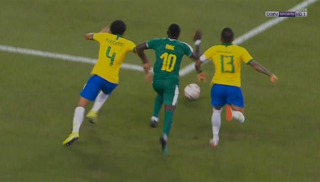 ماني يراوغ داني الفيس وماركينيوس في مباراة البرازيل والسنغال