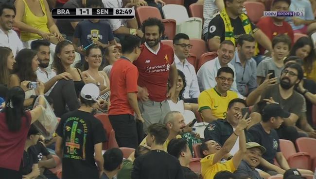 مشجع يطلب من شبيه محمد صلاح قميصه في مباراة البرازيل والسنغال