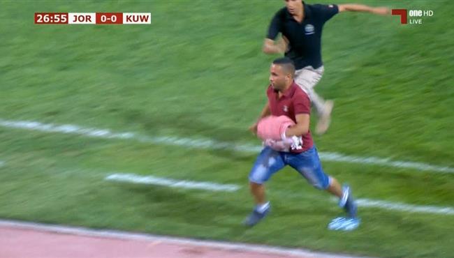 اقتحام احد المشجعين ملعب مباراة الاردن والكويت تصفيات كاس العالم اسيا