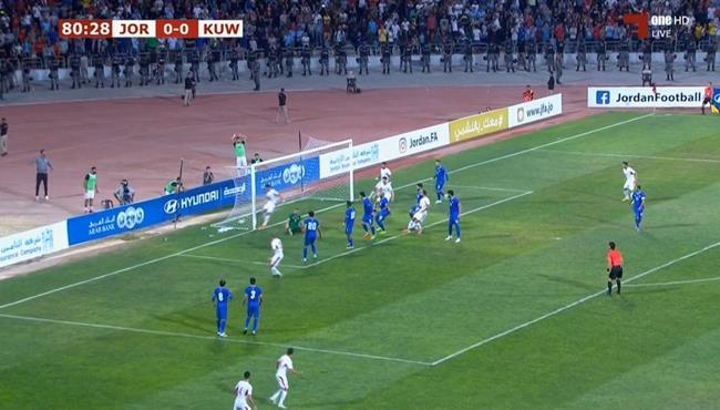 لاعب الاردن يهدر فرصة هدف عالمي بالكعب في مرمي الكويت بتصفيات كاس العالم اسيا