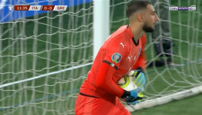 تصدي رائع من دوناروما في مباراة ايطاليا واليونان