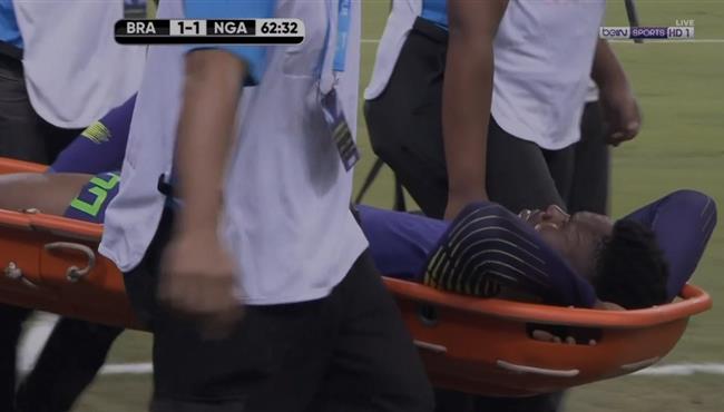 اصابة قوية لحارس نيجيريا وخروجه علي نقالة امام البرازيل