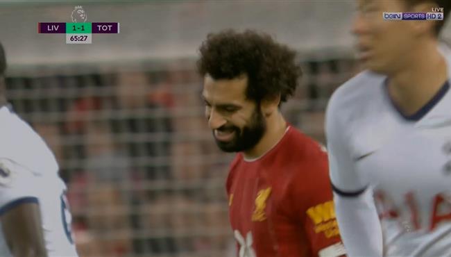 محمد صلاح يراوغ مدافع توتنهام ويهدر هدف محقق لليفربول