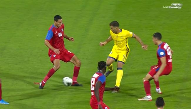 كوبري رائع من عبد الرازق حمدالله للاعب ابها في الدوري السعودي