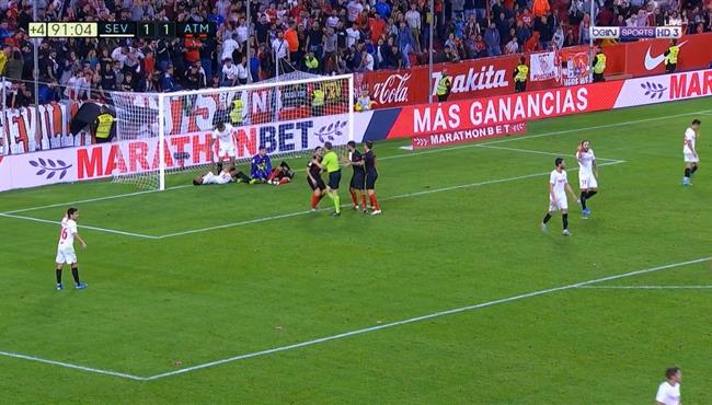 انقاذ مذهل من لاعب اشبيلية لمرماه امام اتلتيكو مدريد بالدوري الاسباني