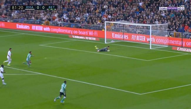 تصدي رائع من كورتوا امام نبيل فقير في مباراة ريال مدريد وريال بيتيس