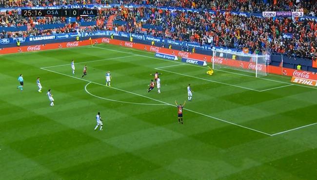 احتفال كوميدي من لاعب اوساسونا بعد تسجيل هدف في مرمي ديبورتيفو الافيس