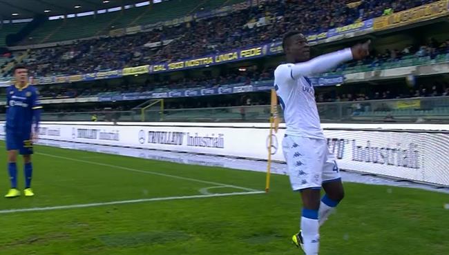 رد فعل عنيف من بالوتيلي بعد هتافات عنصرية من جماهير فيرونا في الدوري الايطالي