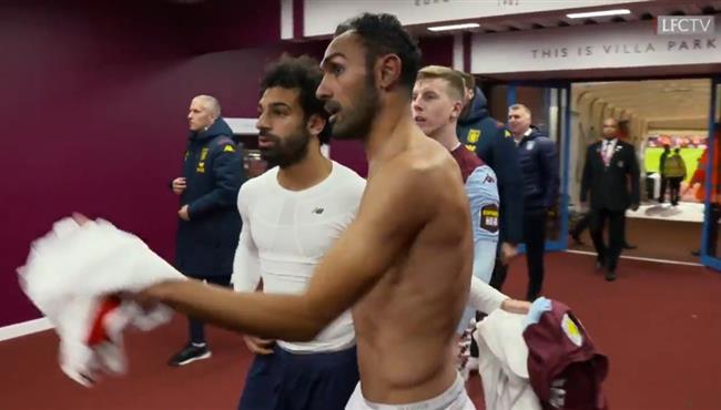 محمد صلاح يستبدل قميصه مع أحمد المحمدي بعد مباراة ليفربول واستون فيلا