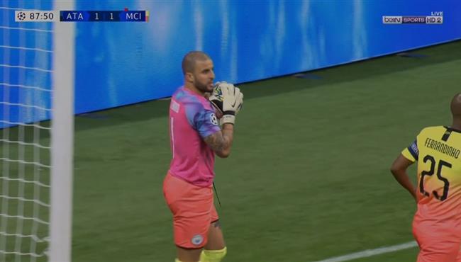 والكر يتصدي لركلة حره في مباراة مانشستر سيتي واتالانتا