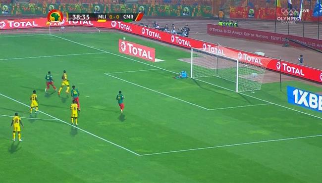تصدي رائع من حارس مرمي مالي امام الكاميرون في كاس امم افريقيا تحت 23