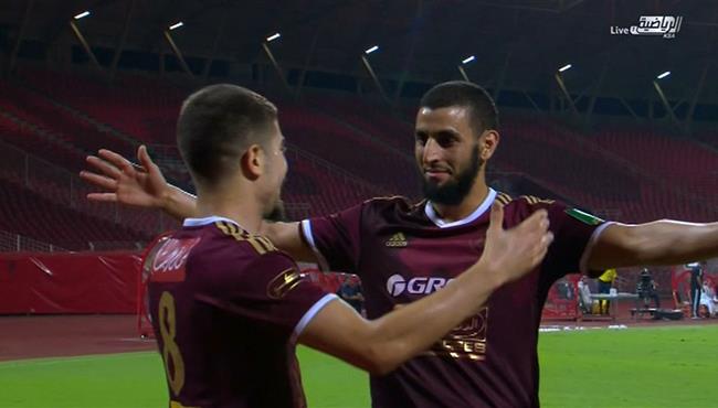 لاعب الفيصلي يقبل قدم زميله احتفالا بتسجيله هدف امام واجج في كاس خادم الحرمين