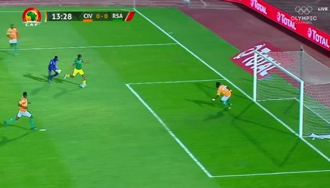 لاعب جنوب افريقيا الاوليمبي يهدر فرصه لا تصدق بعد خطأ فادح من حارس كوت ديفوار