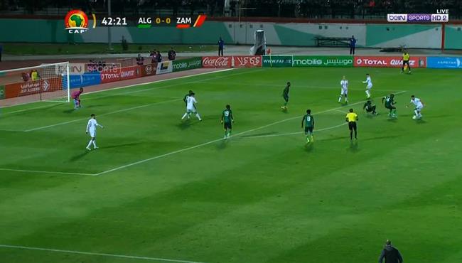 رياض محرز يتلاعب بمدافعي زامبيا وحارس المرمي يتصدي لتسديدته الصاروخية