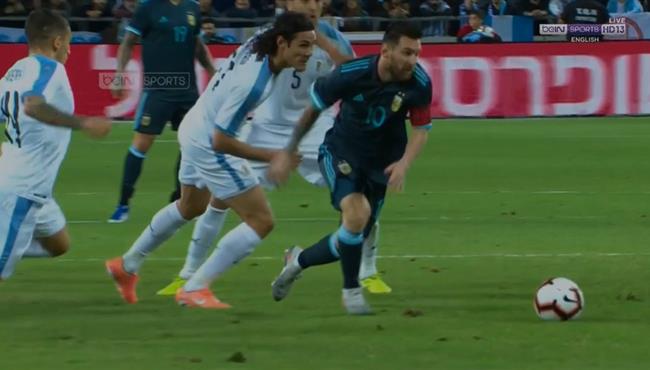 لقطة مهارية رائعة من ميسي في مباراة الارجنتين واوروجواي