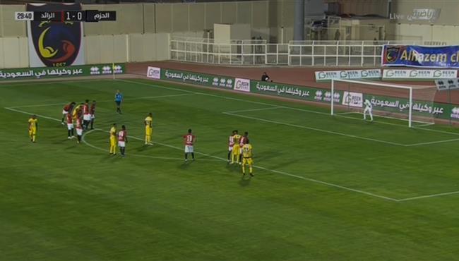 عز الدين دوخه يتصدي لركلة جزاء من ستراندبيرج في مباراة الحزم والرائد