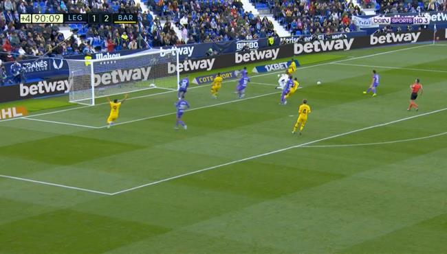 انقاذ رائع من حارس ليجانيس امام فرصة هدف محقق لبرشلونة