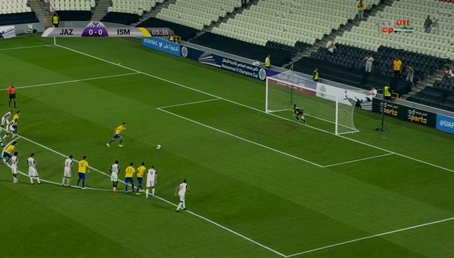 حارس الجزيرة يتصدي لركلة جزاء دونجا في البطولة العربية