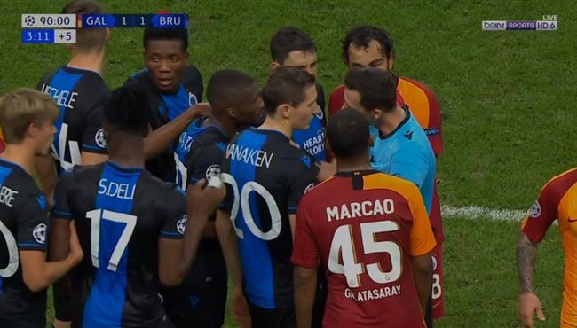 الحكم يطرد لاعبين من كلوب بروج امام جالطة سراي في دوري ابطال اوروبا