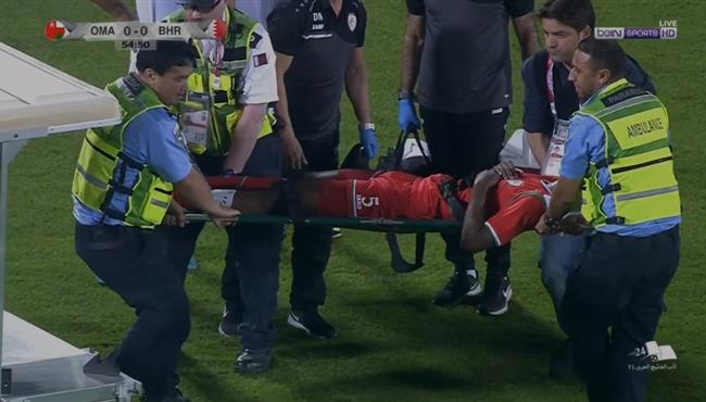 خروج عمران الحيدي مصابا علي نقالة امام البحرين بكأس الخليج