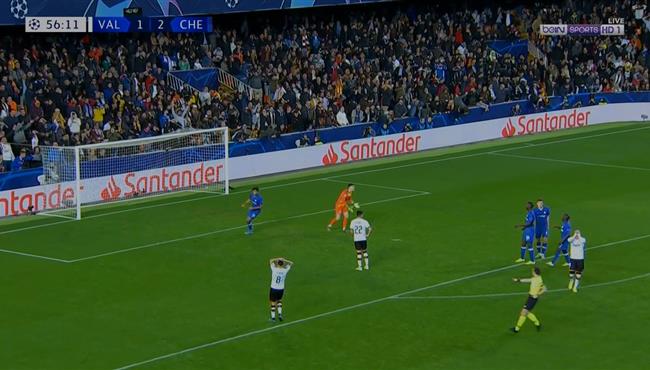 لاعب فالنسيا يهدر هدف محقق امام تشيلسي في دوري ابطال اوروبا