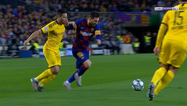 مهارة رائعه من ميسي في مباراة برشلونة وبوروسيا دورتموند