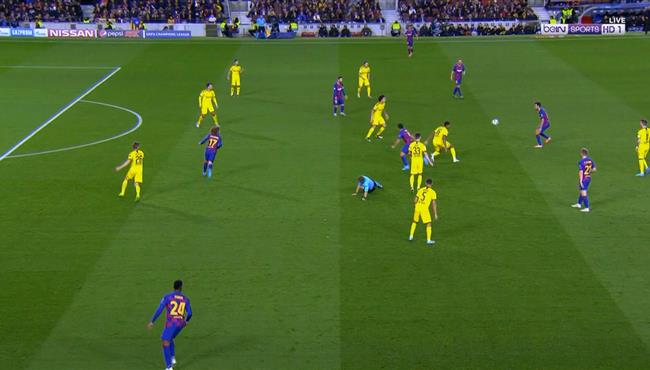 سواريز يتسبب في سقوط كوميدي لحكم مباراة برشلونة ودورتموند