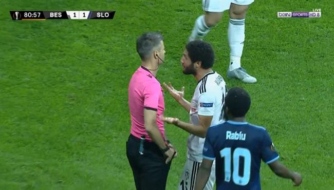 محمد النني يفقد اعصابه على حكم مباراة بشكتاش وسلوفان براتيسلافا ويحصل على إنذار