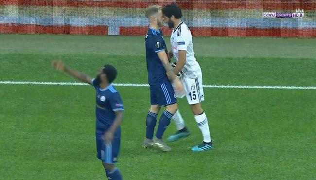 مشادة بين محمد النني ولاعب سلوفان براتيسلافا في الدوري الاوروبي