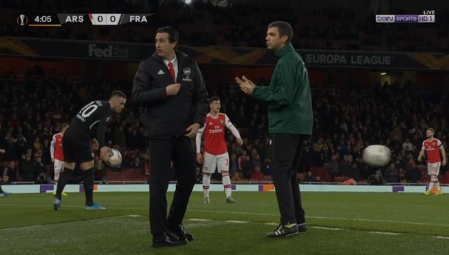 الحكم يطلب من ايمري تغير سترته لتشابهه مع قميص فرانكفورت