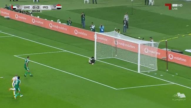 حارس مرمى الامارات يتصدي لركلة جزاء امام العراق فى كاس الخليج