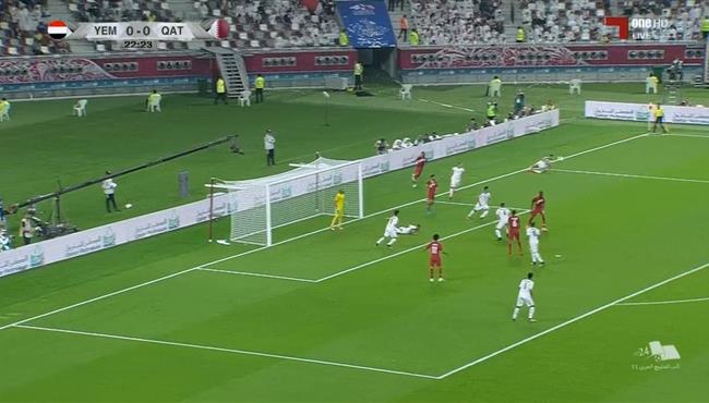 لاعب اليمن ينقذ مرماه من هدف محقق لقطر في كأس الخليج
