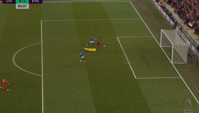 ماني يراوغ حارس ايفرتون ويهدر هدف مؤكد لليفربول