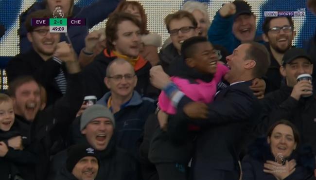 علي طريقة مورينيو مدرب ايفرتون يحتفل مع طفل حامل الكرات بعد الهدف الثاني امام تشيلسي