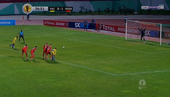 حارس حسنية اغادير يتصدي لركلة جزاء امام بارادو في كأس الكونفدرالية