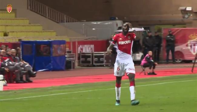 تصرف كوميدي من باكايوكو في مباراة موناكو واميان بالدوري الفرنسي