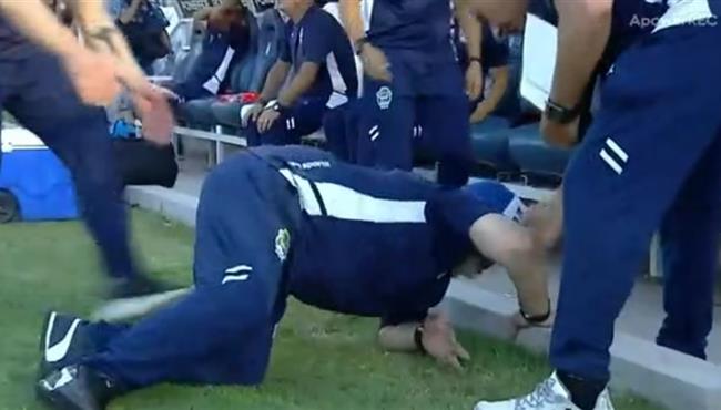 سقوط كوميدي لمارادونا في الدوري الأرجنتيني