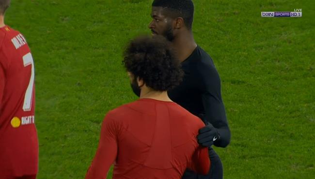 محمد صلاح يستبدل قميصه مع لاعب سالزبورج بعد انتهاء المباراة