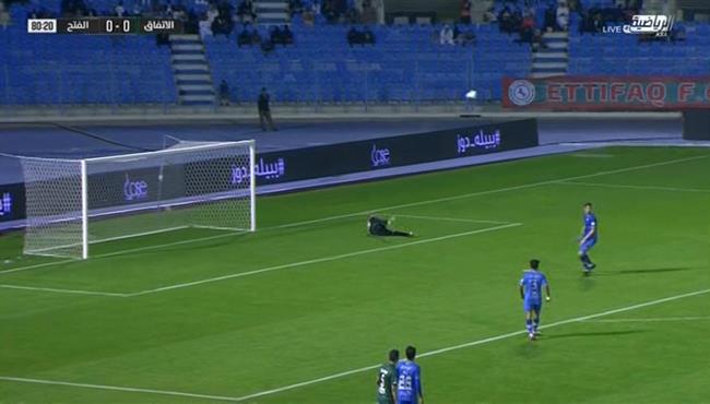 العارضة تحرم لاعب الاتفاق من تسجيل هدف عالمي امام الفتح في الدوري السعودي