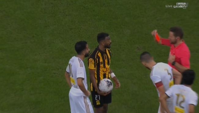 طرد حمدان الشمراني في مباراة الاتحاد والفيصلي بالدوري السعودي